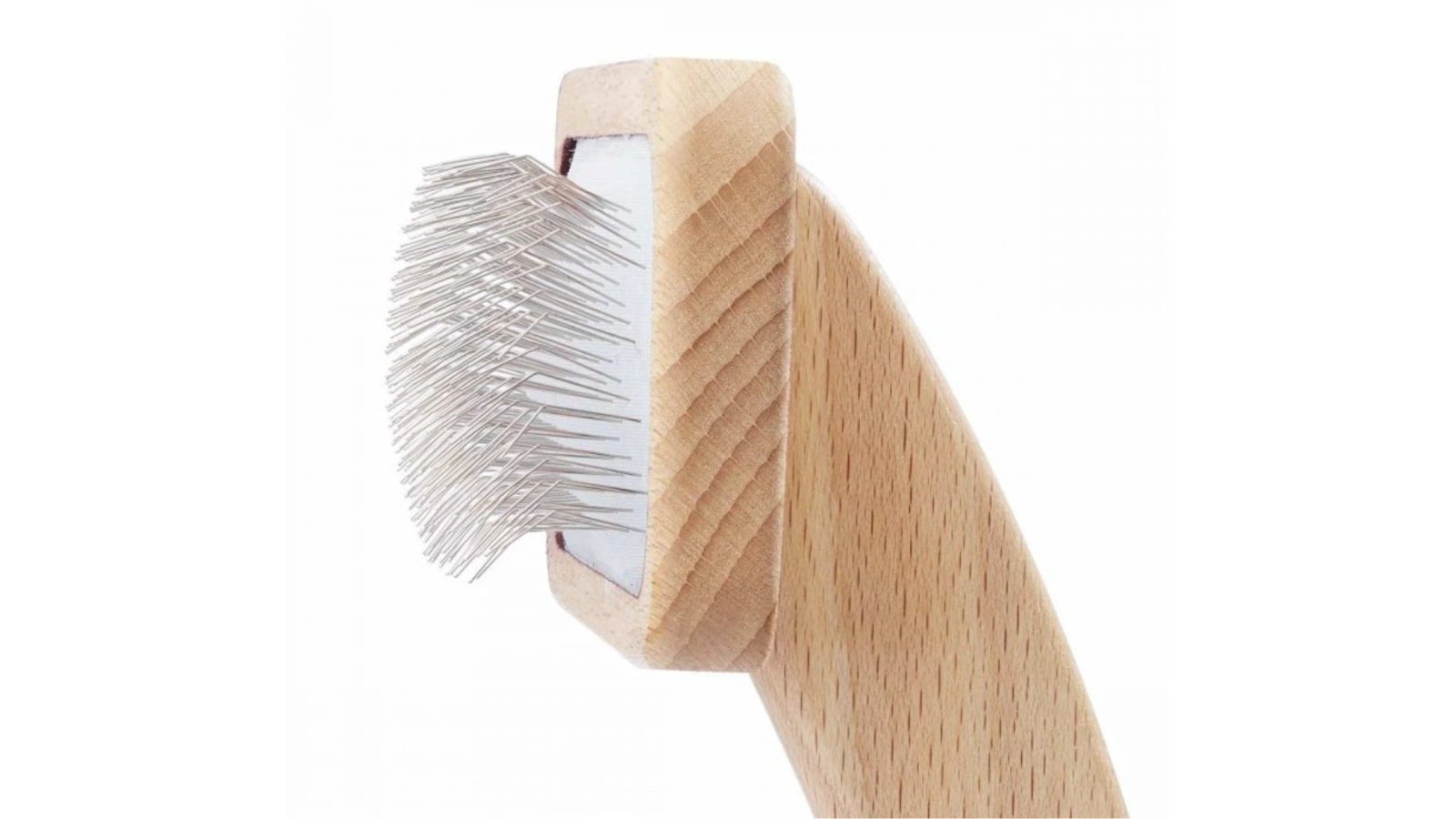 Barboncino durante la spazzolatura con spazzola slicker professionale